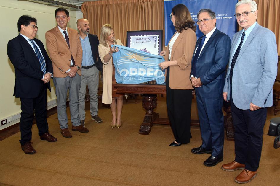 Presentación del sello conmemorativo Autoridades descubren un sello conmemorativo