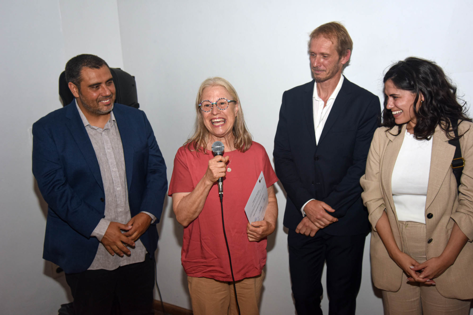 Elena Repetto (primer premio en Pieza única) Artesana sostiene diploma; detrás, autoridades