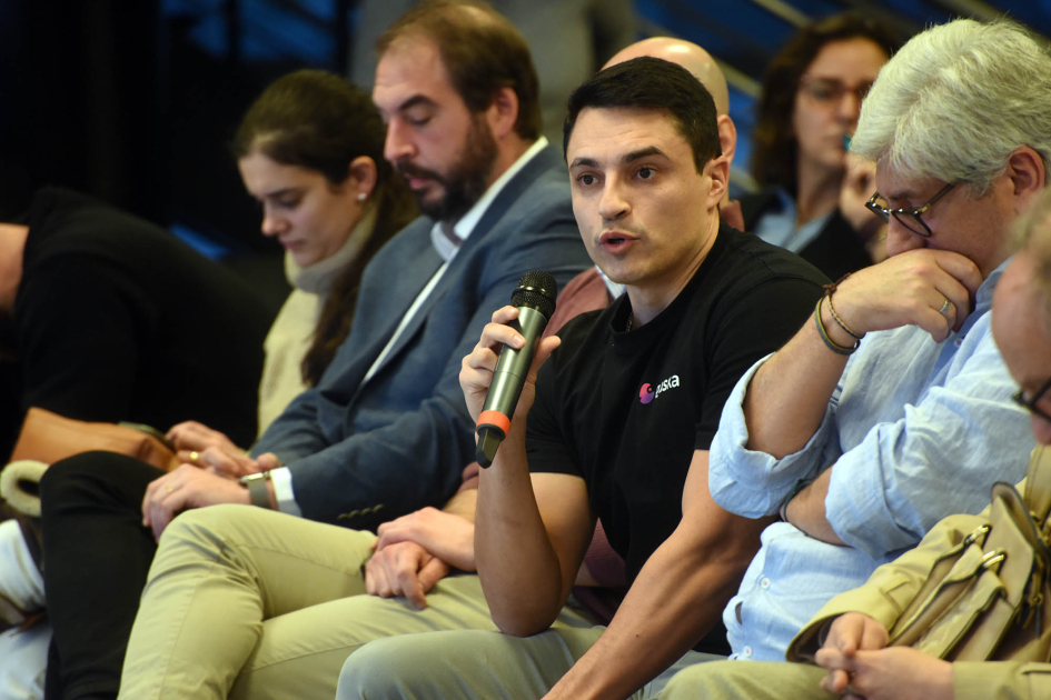 El núcleo productivo es un espacio de articulación entre los actores del ecosistema Hombre habla con un micrófono, entre el público