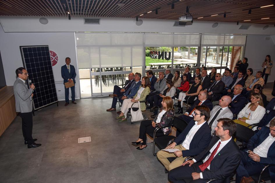 Gerente de Cadena de Suministro de Coca-Cola Femsa Uruguay, Germán Herrero A la derecha, público; a la izquierda, habla un hombre