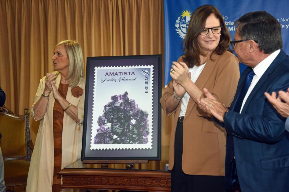Presentación del sello conmemorativo Autoridades aplauden junto al selllo conmemorativo