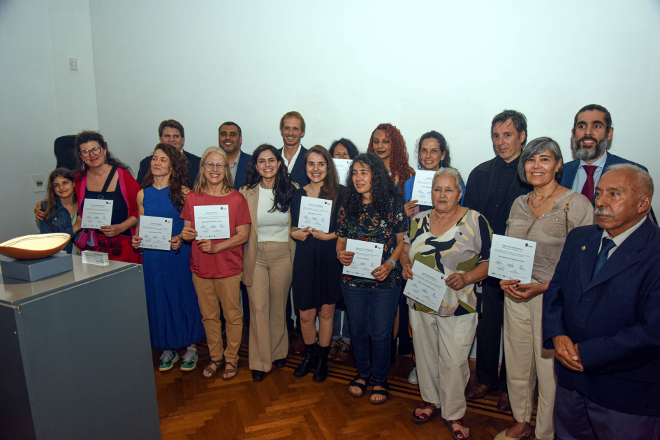Ganadoras y ganadores del premio Ganadoras, ganadores, con diplomas, junto a autoridades