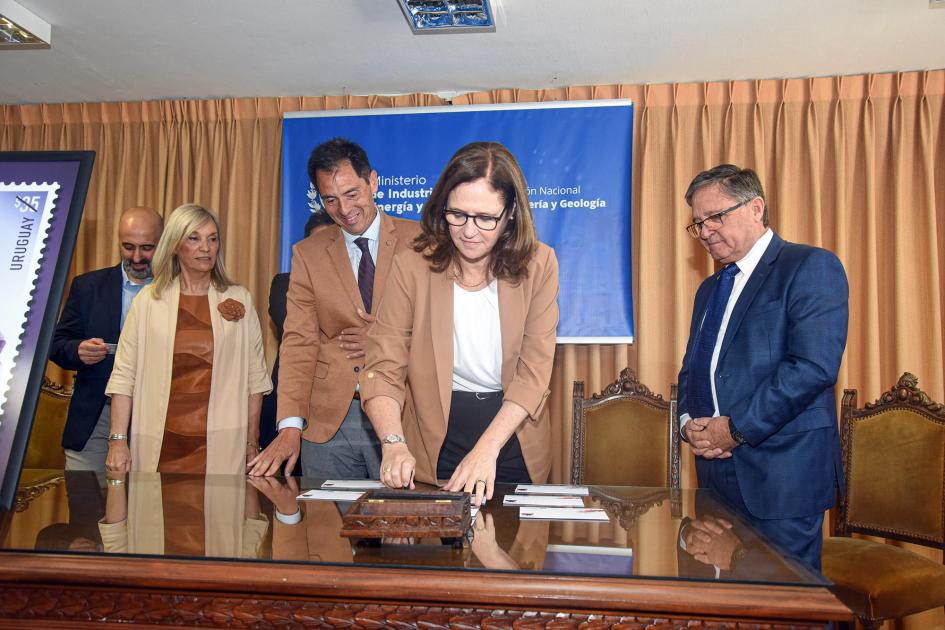 Ceremonia de matasellado Ministra matasella el sello conmemorativo; a su lado, autoridades