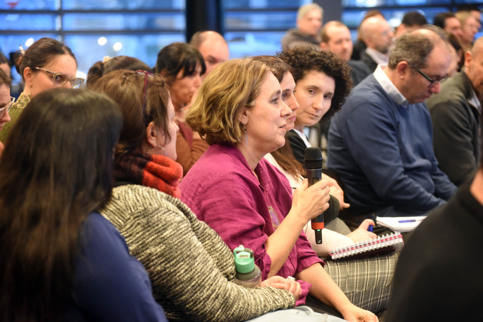 El núcleo productivo es un espacio de articulación entre los actores del ecosistema Mujer habla co un micrófono, entre el público