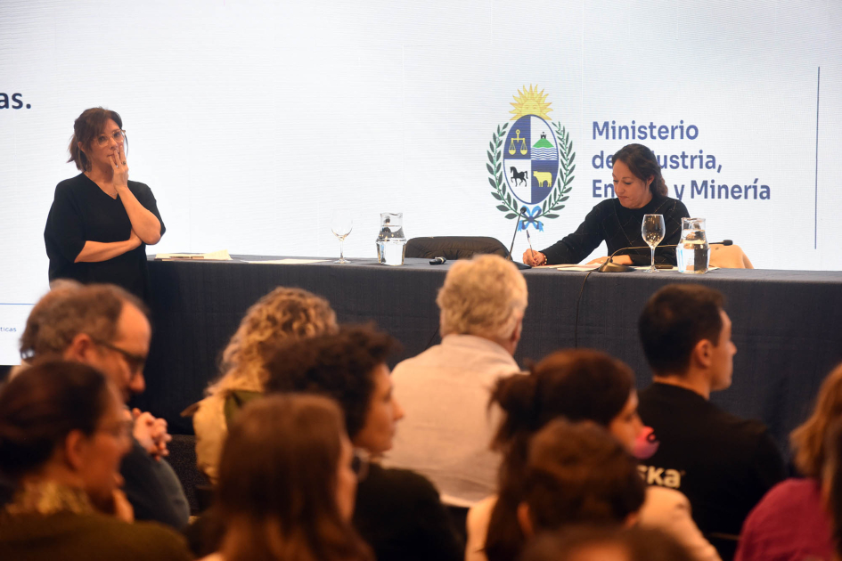 Lanzamiento del Núcleo Productivo de Biotecnología Al fondo, Cardona anota, en la misma mesa que Schroeder; más cerca, público; detrás, pantalla