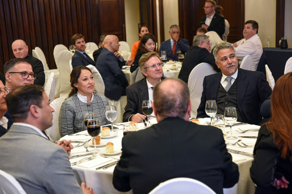 Entrega de reconocimientos de CERTAL Grupo de mesas con personas sentadas; en la más cercana está la ministra Cardona