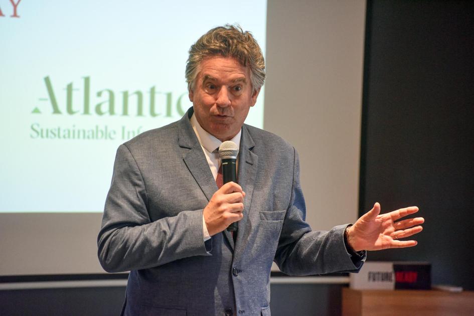 Ministro interino de Ambiente, Gerardo Amarilla Amarilla habla con un micrófono; detrás, una pantalla en que se lee "Atlantica"