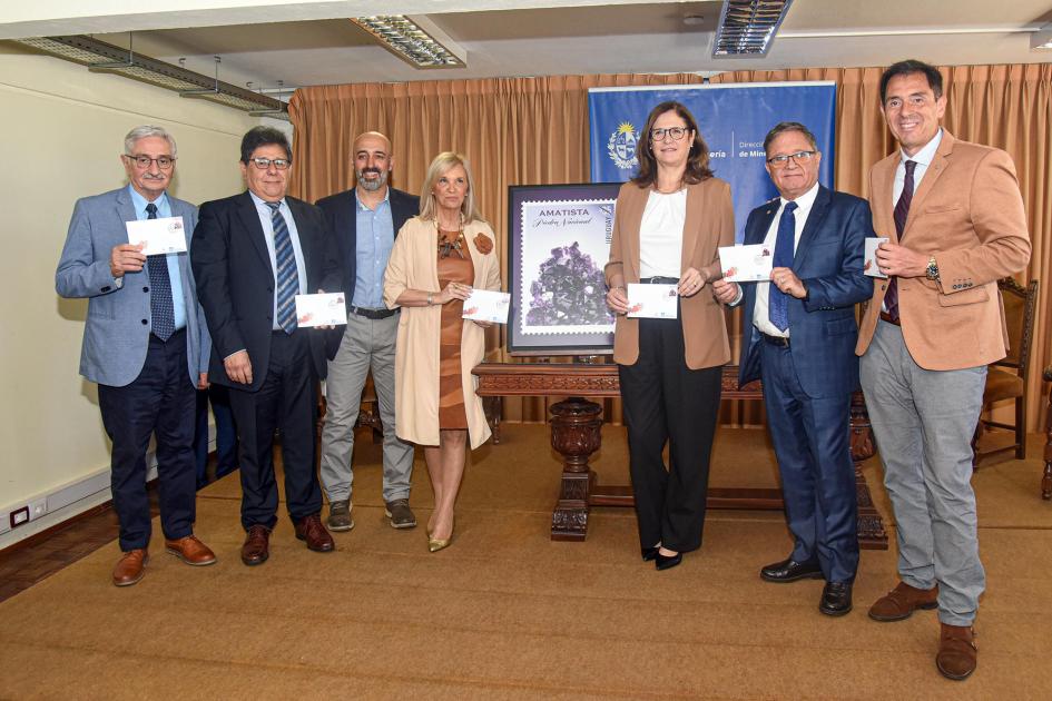 Ceremonia del sello conmemorativo Autoridades sostienen sus sellos, junto al sello conmemorativo