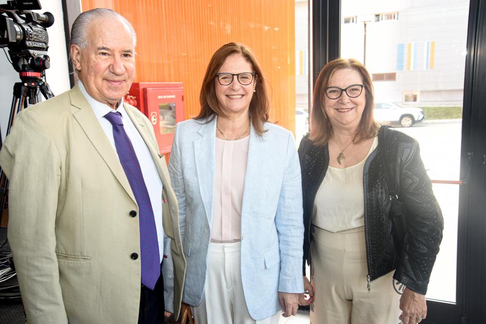 Ministra Elisa Facio; presidenta de Antel, Annabela Suburú; presidente del LATU, Ruperto Long Long, Facio y Suburú, de pie