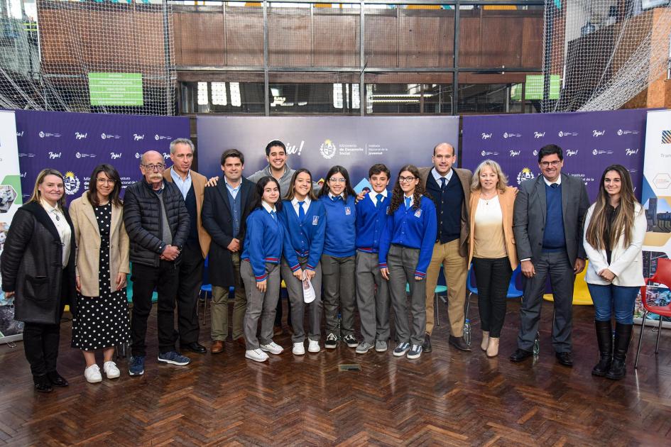 Autoridades junto a los alumnos Autoridades y alumnos
