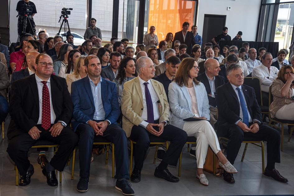 El evento se desarrolló en el Campus de Innovación de Uruguay Innovation Hub Público, sentado; en primera fila, autoridades