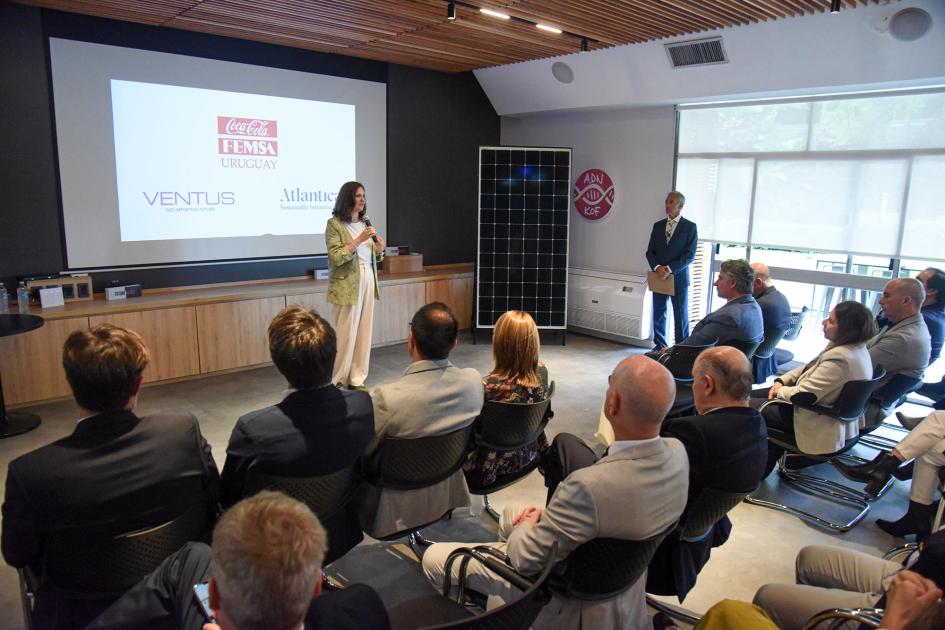 La ministra Elisa Facio destacó el compromiso de las empresas con la sustentabilidad Ministra Facio habla frente al público, de espaldas; detrás, pantalla con los logos