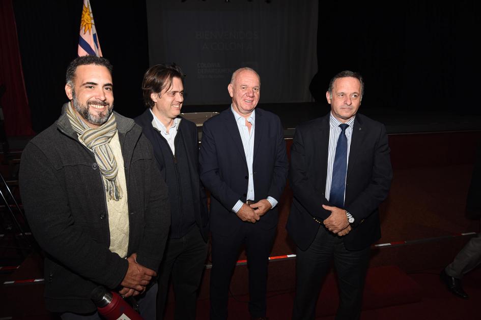 Autoridades participaron del evento Autoridades de pie