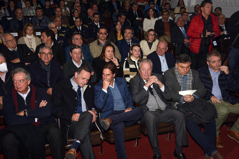 Público del evento; en primera fila, Lacalle Pou