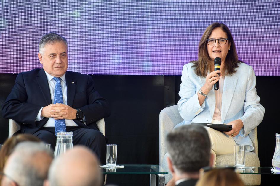 La ministra Elisa Facio expuso en la apertura, junto al canciller Omar Paganini Facio habla, sentada, junto a Paganini