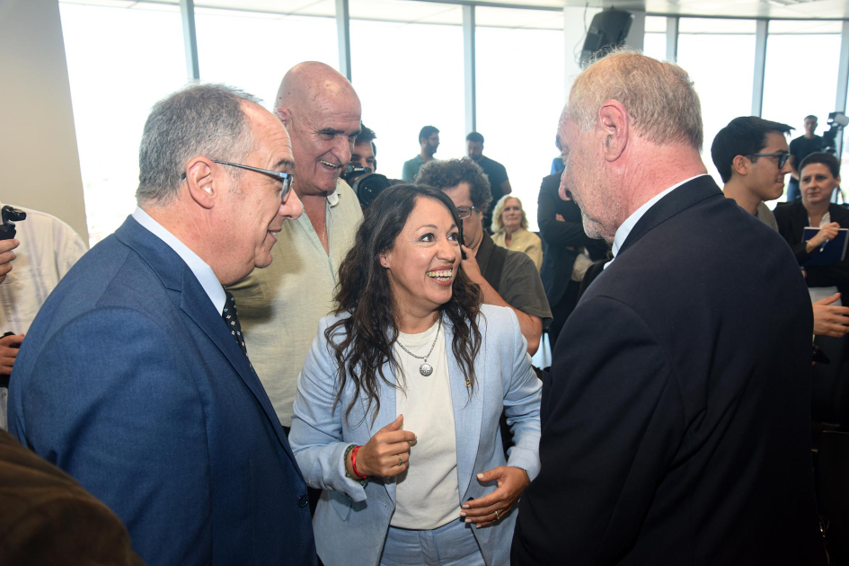 Ministra conversa entre asistentes y autoridades