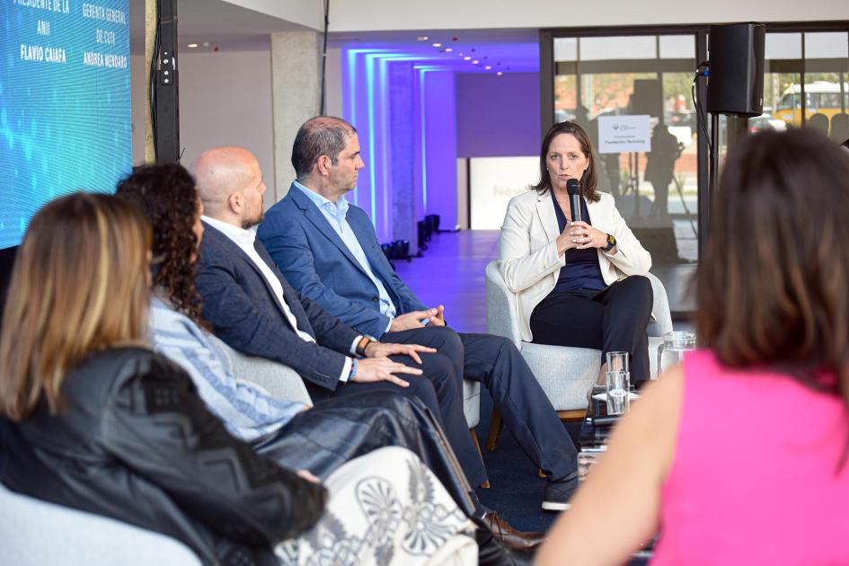 Gerenta de Innovación y Emprendimientos de ANII, Ximena Camaño Camaño habla en un extremo del panel