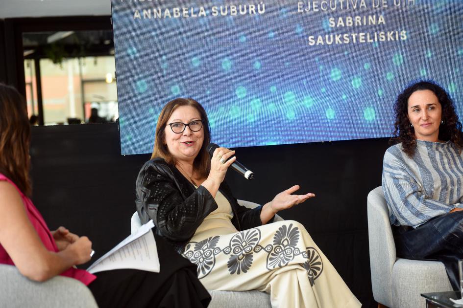 Presidenta de Antel, Annabela Suburú Suburú habla junto a Sauksteliskis; detrás, pantalla