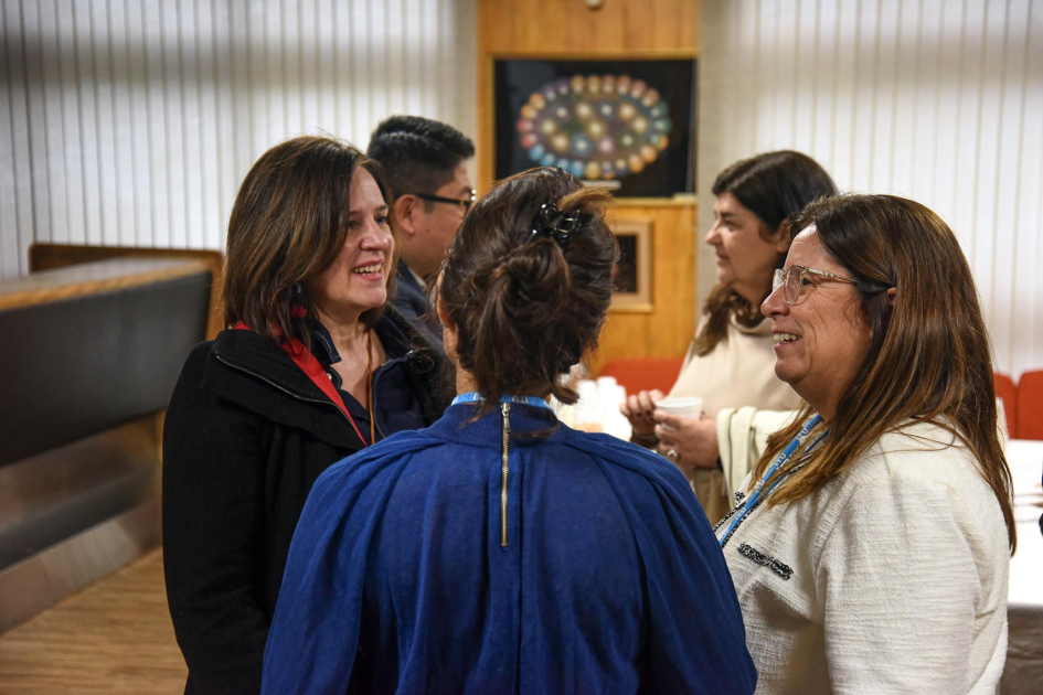 Participantes del taller Personas dialogan, de pie