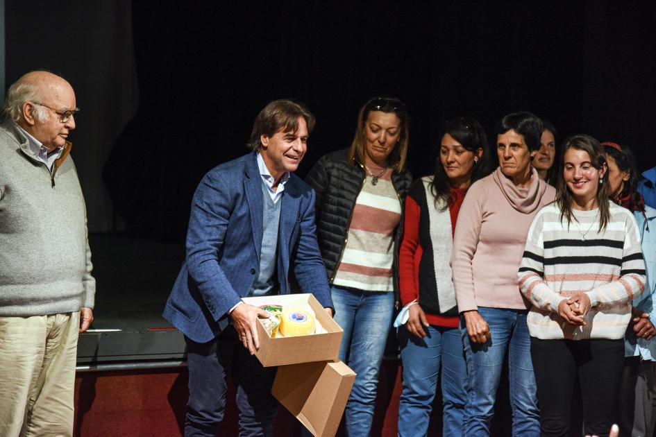 Lacalle Pou recibe una caja de quesos de parte de artesanos