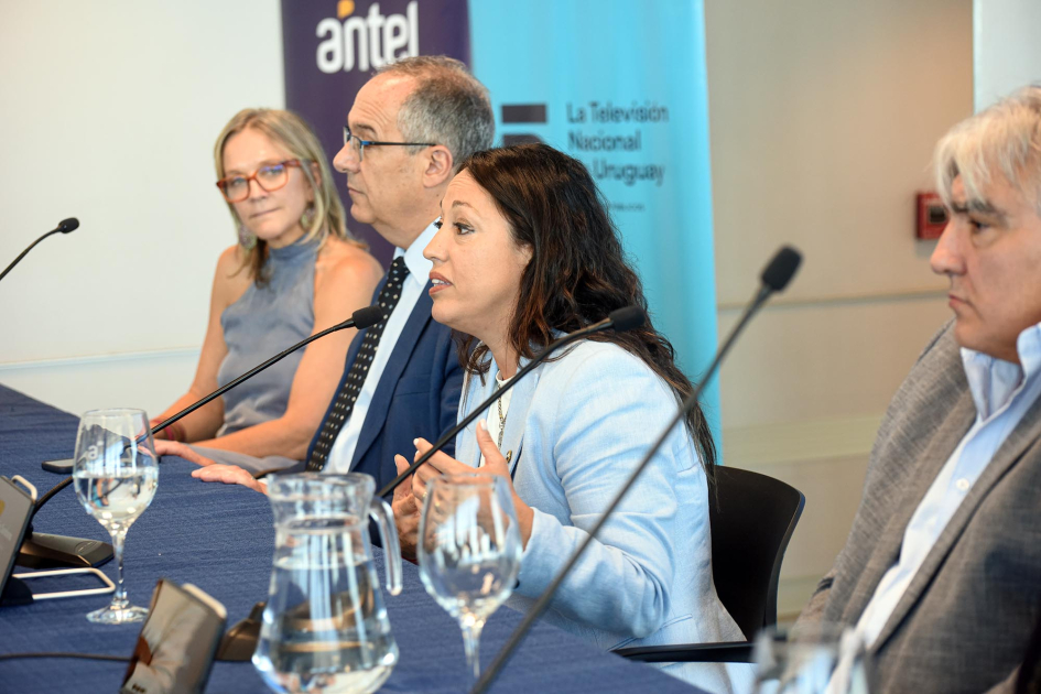 Ministra habla a micrófono. A sus lados, Mahía, Hoffman y Paz.