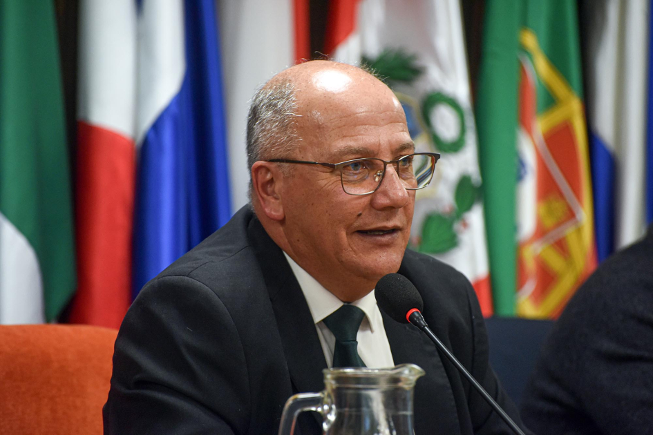 Presidente de URSEC, Gonzalo Balseiro Balseiro habla, sentado