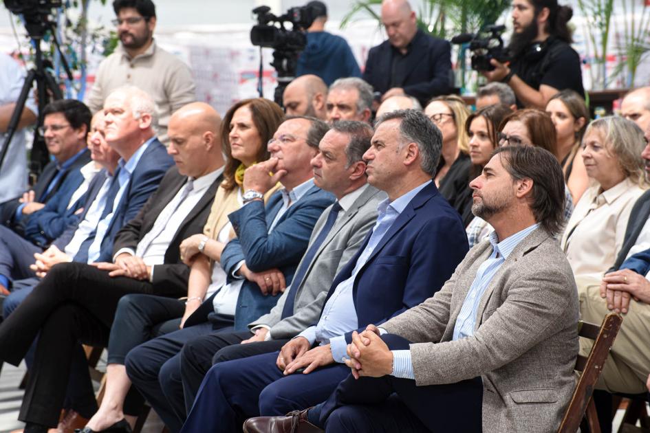 Autoridades y público presente Autoridades y público presente