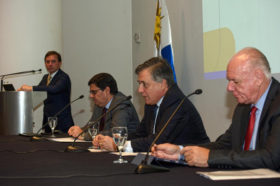 Mesa de autoridades Messa de autoridades; al fondo se ve al maestro de ceremonias y una bandera uruguaya