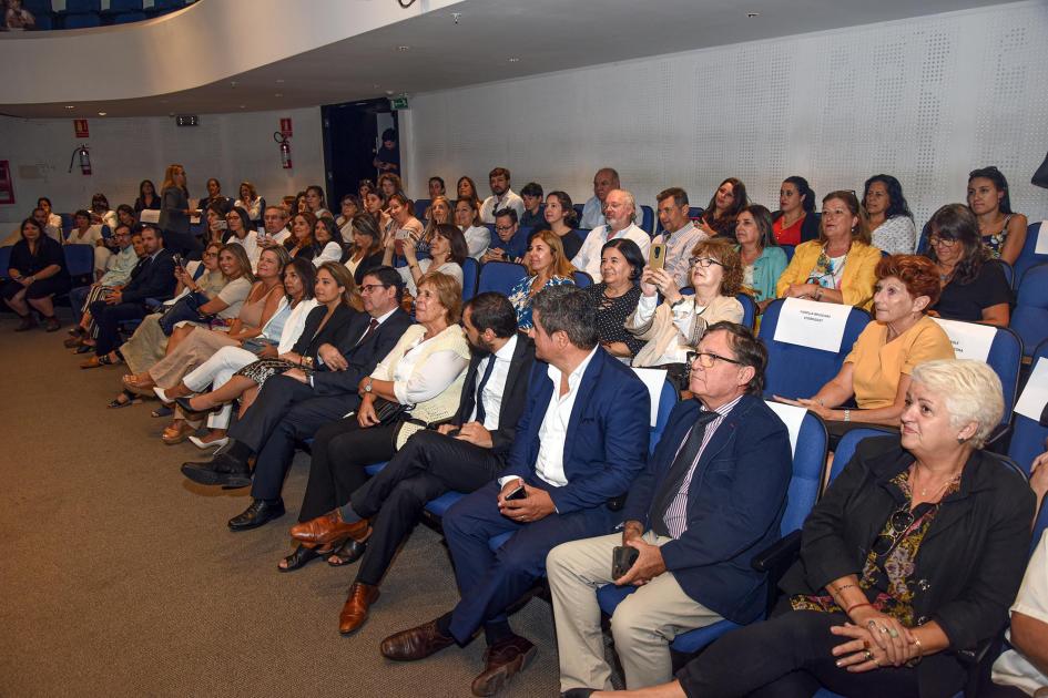 Directores del MIEM junto al resto del público presente Directores del MIEM junto al resto del público presente