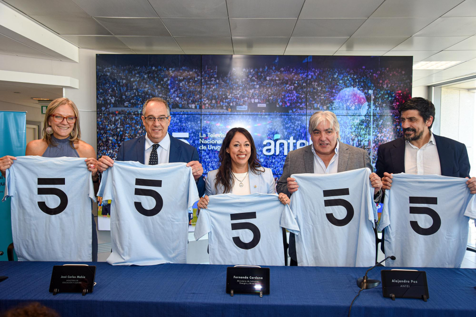 Autoridades sostienen camiseta celeste con el número 5