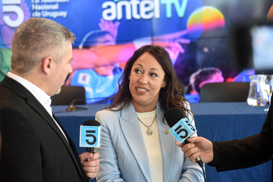 Cardona habla con prensa de canal 5