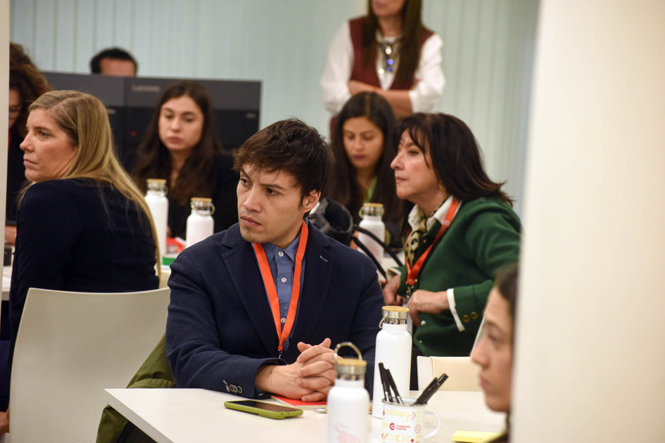 Apertura del encuentro Participantes, sentados en mesas