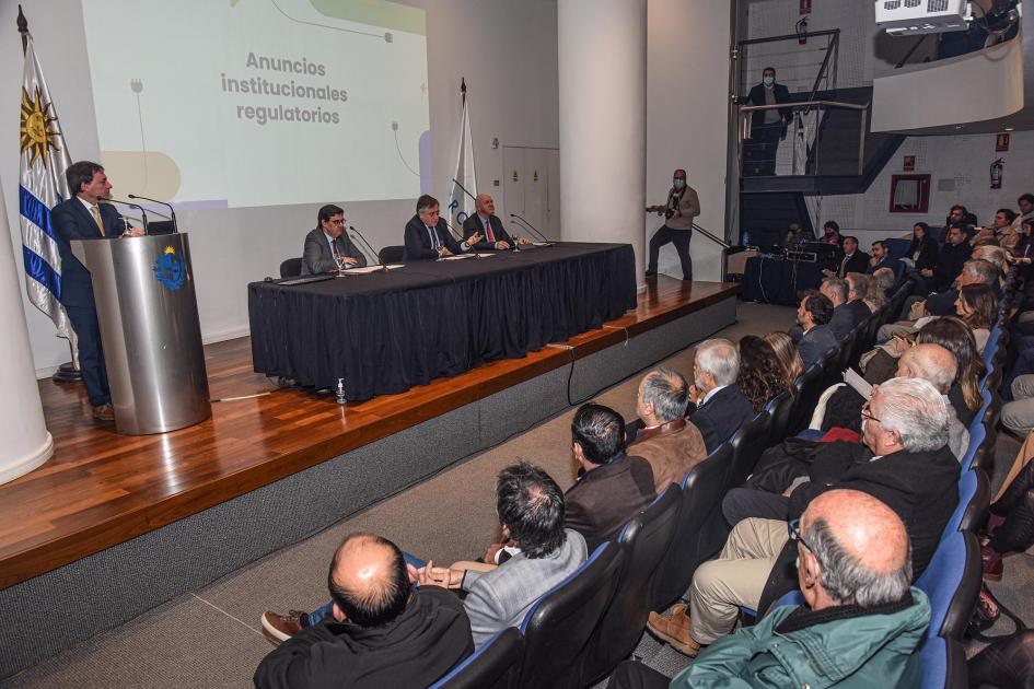 La actividad se realizó en el salón de actos de la Torre Ejecutiva Al fondo, mesa de autoridades, maestro de ceremonia, bandera uruguaya y pantalla; delante, público