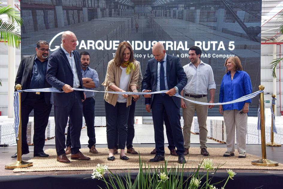 Ministra cortando cinta Ministra cortando cinta