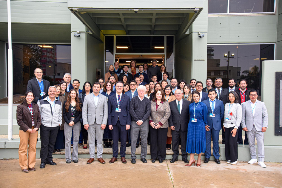 Foto oficial de las y los participantes Personas de pie, en una escalera exterior