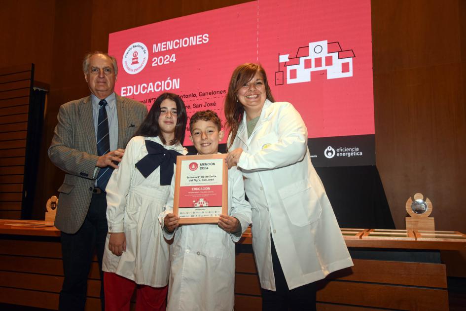 Mención: Escuela n.° 96 de Delta del Tigre, San José Escolares y maestras sostienen diploma junto a autoridad