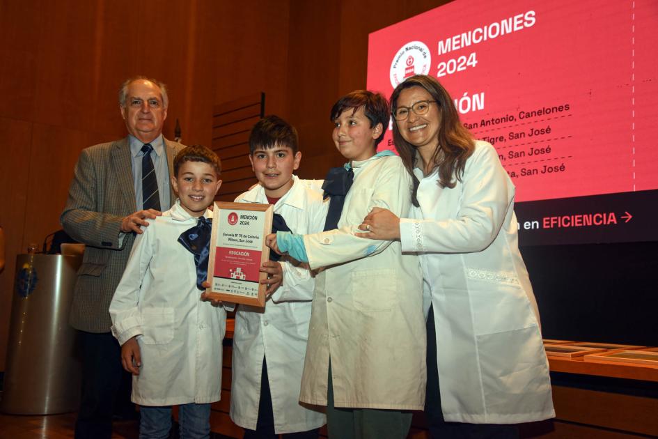 Mención: Escuela n.° 76 de Colonia Wilson, San José Escolares y maestras sostienen diploma junto a autoridad