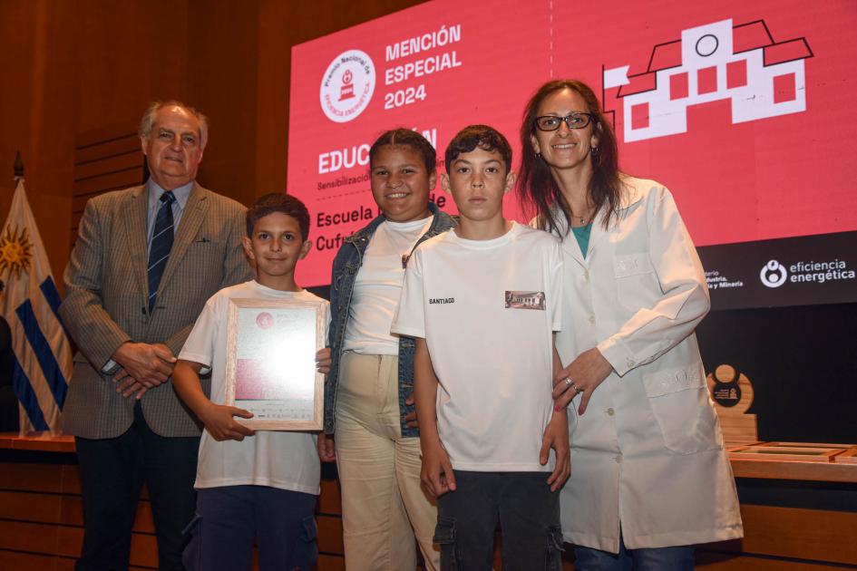 Mención especial: Escuela n.° 36 de Cufré, Colonia Escolares y maestras sostienen diploma junto a autoridad