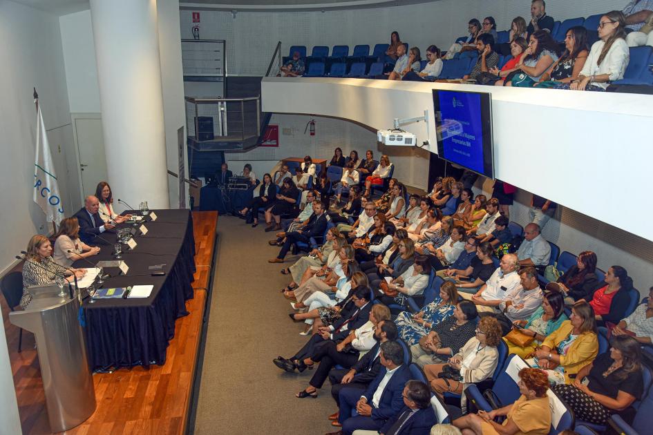 Autoridades ante el público presente Autoridades ante el público presente