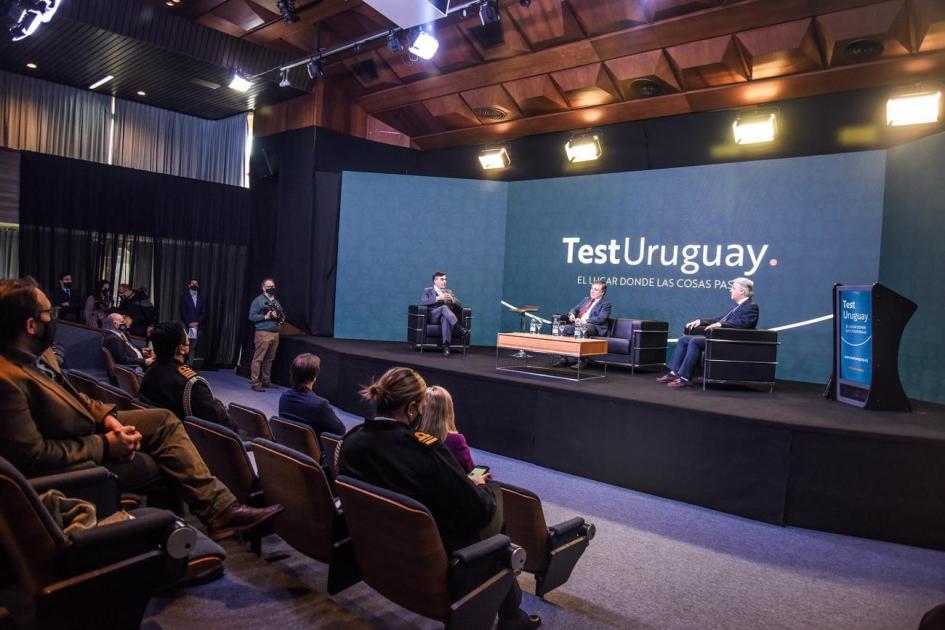 Primer panel y público durante el evento