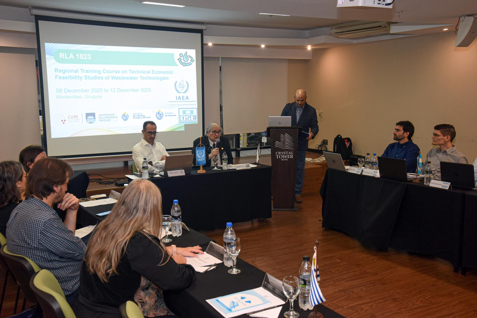 Apertura del evento Personas sentadas en mesas en forma de "u"; pantalla al fondo