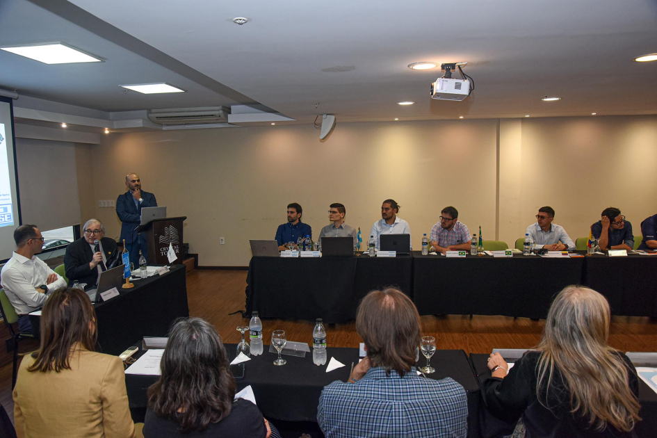 Apertura del evento Asistentes en mesas en forma de "u"