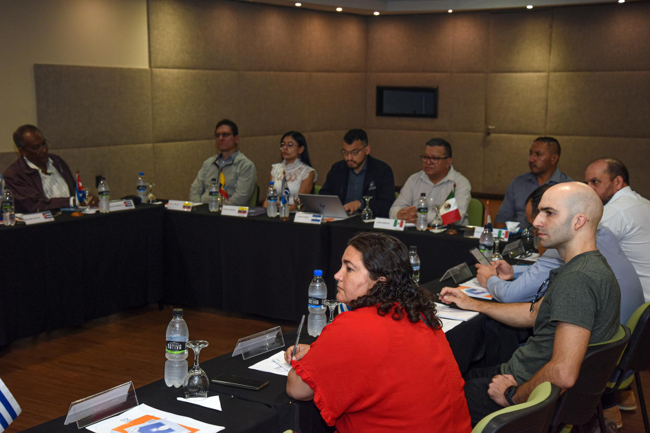 Apertura del evento Personas sentadas en mesas en forma de "u"