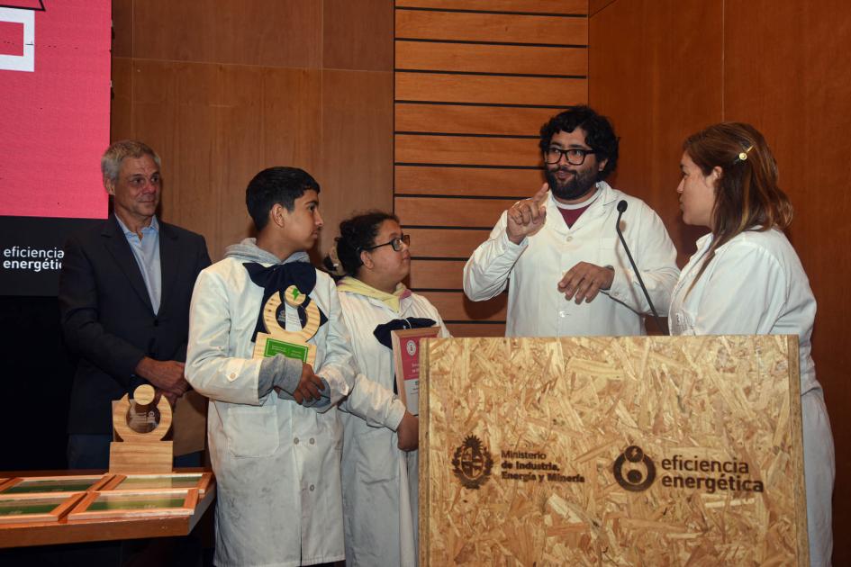 Ganador: Escuela n.° 197 para personas sordas y con alteraciones de lenguaje Maestros hablan en lengua de señas desde atril; niños escolares sostienen el premio