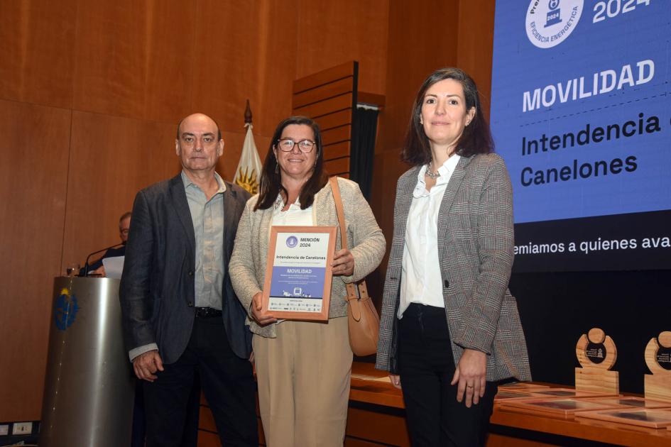 Mención: Intendencia de Canelones Ganadores sostiene un diploma junto a autoridad