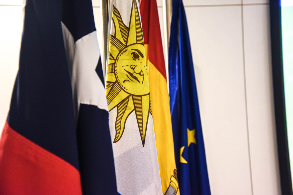 El encuentro incluye a representantes de 15 países Banderas de Uruguay, Chile, España y la Unión Europea