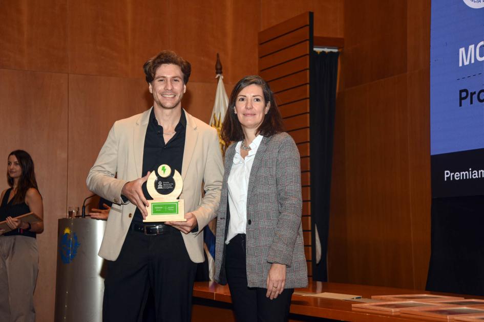 Ganador: Prosegur Ganador sostiene un premio junto a autoridad