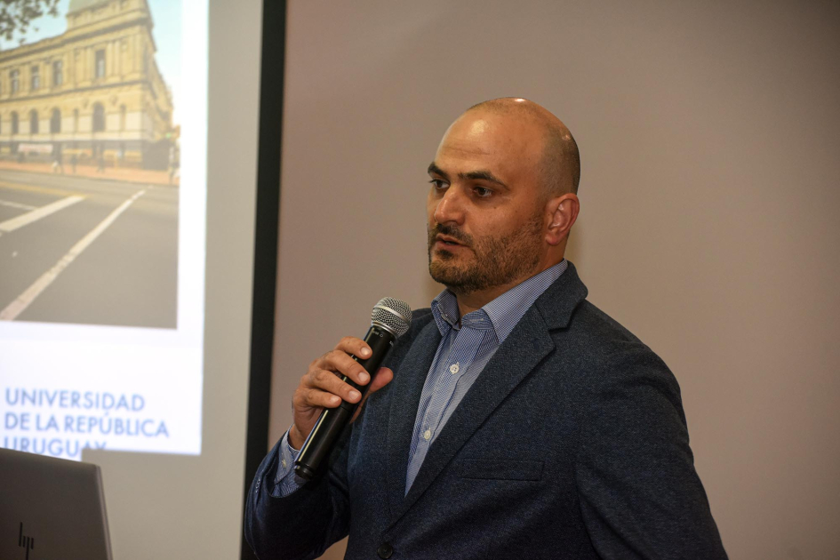 Andrés Pérez, del CURE Pérez habla con un micrófono