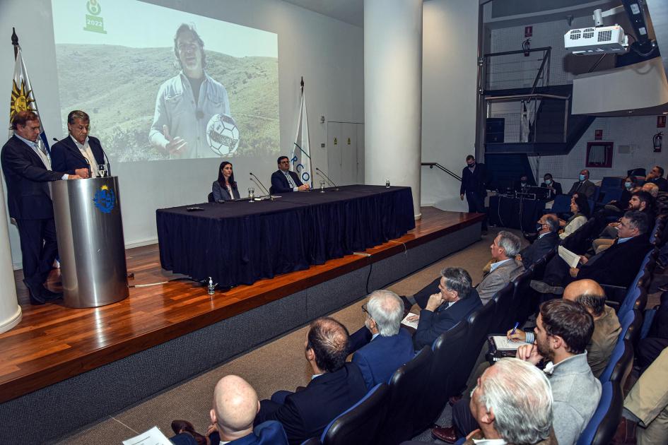 El evento se realizó en la Torre Ejecutiva En primer plano, el público; más lejos se ven mesa de autoridades y maestros de ceremonia en atril