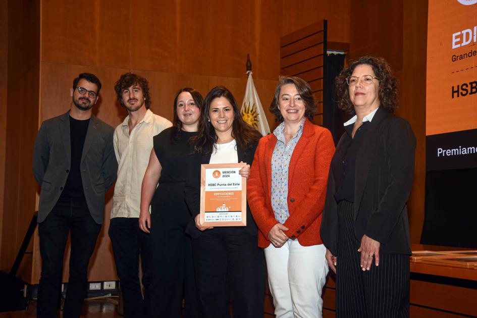 Mención: HSBC Punta del Este Ganadores sostienen un diploma junto a autoridad